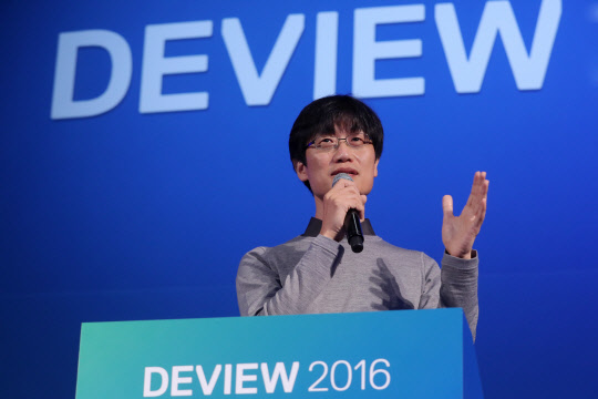 이해진 네이버 의장이 24일 오전 서울 강남구 삼성동 코엑스에서 열린 네이버 개발자 콘퍼런스 '데뷰(DEVIEW) 2016'에서 개회사를 하고 있다. <연합뉴스>